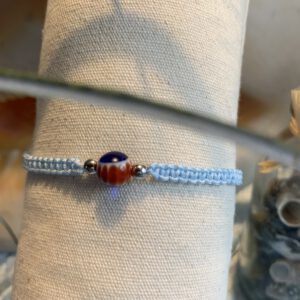 Makramee`-Armband mit Glasperle