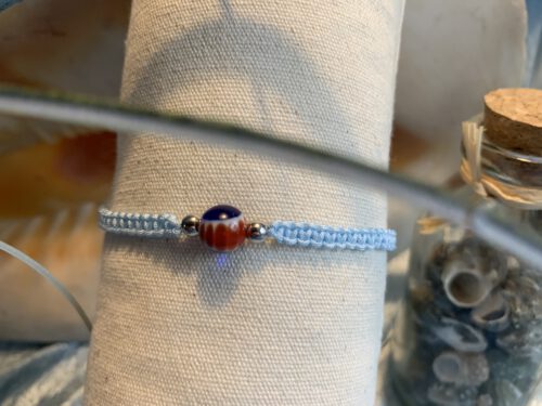 Makramee`-Armband mit Glasperle