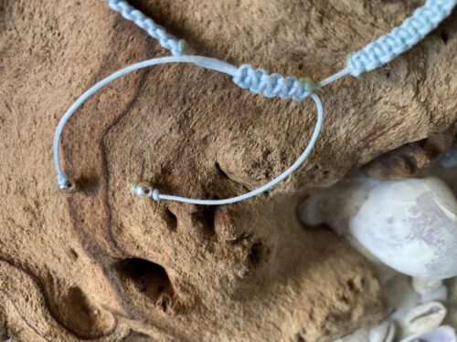 Makramee`-Armband mit Glasperle – Bild 3