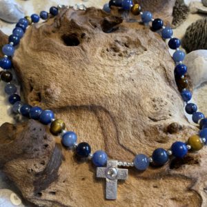 Herrenkette mit Blauquarz, Sodalith, Tigerauge und einem Sterlingsilber Kreuzanhänger