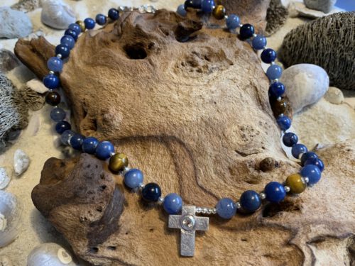 Herrenkette mit Blauquarz, Sodalith, Tigerauge und einem Sterlingsilber Kreuzanhänger