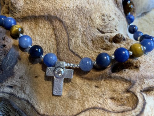 Herrenkette mit Blauquarz, Sodalith, Tigerauge und einem Sterlingsilber Kreuzanhänger – Bild 2