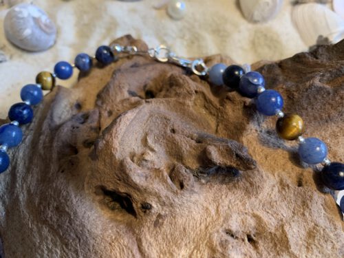 Herrenkette mit Blauquarz, Sodalith, Tigerauge und einem Sterlingsilber Kreuzanhänger – Bild 3