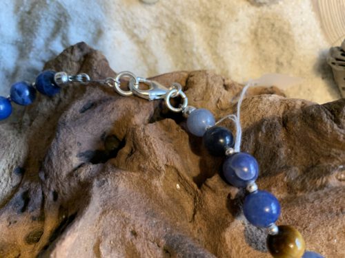 Herrenkette mit Blauquarz, Sodalith, Tigerauge und einem Sterlingsilber Kreuzanhänger – Bild 4