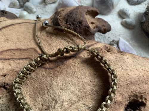 Makramee`-Armband mit Porzellanperlen – Bild 2
