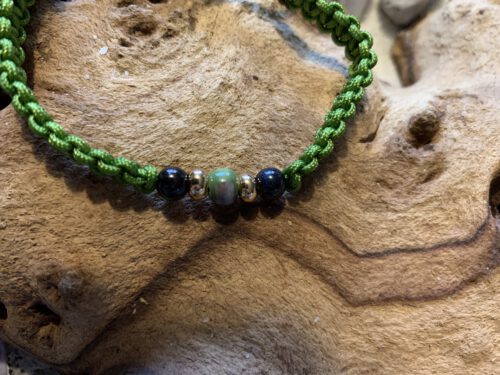Makramee`-Armband mit Porzellanperlen – Bild 2