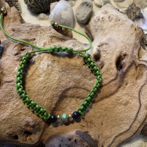 Makramee`-Armband mit Porzellanperlen