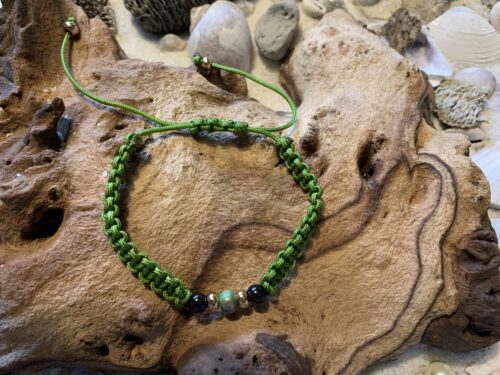 Makramee`-Armband mit Porzellanperlen