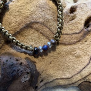 Makramee`-Armband mit Porzellanperlen