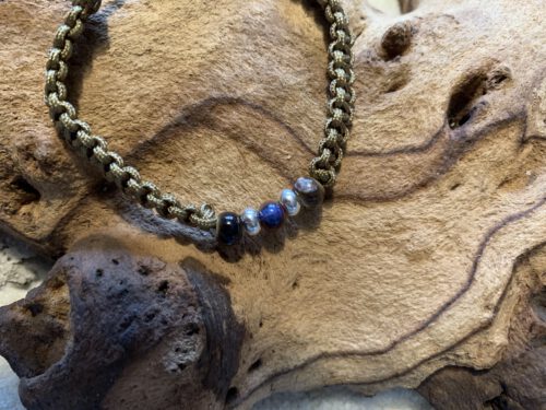 Makramee`-Armband mit Porzellanperlen