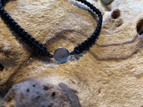 Makramee`-Armband mit einem Edelstahl Zwischenteil mit Sonnengravur – Bild 2