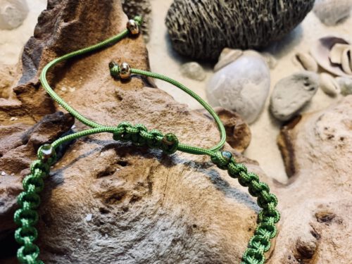 Makramee`-Armband mit Porzellanperlen – Bild 3