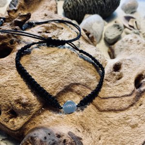 Makramee`-Armband mit einem Edelstahl Zwischenteil mit Sonnengravur