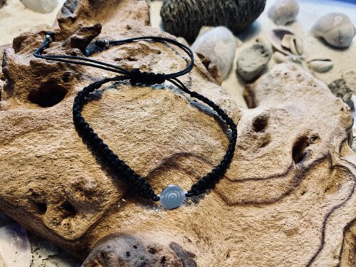 Makramee`-Armband mit einem Edelstahl Zwischenteil mit Sonnengravur
