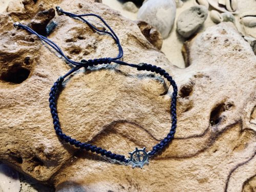 Makramee`-Armband mit Edelstahl Steuerrad/Anker