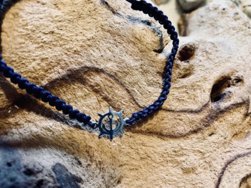 Makramee`-Armband mit Edelstahl Steuerrad/Anker – Bild 2