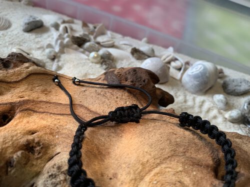 Makramee`-Armband mit Porzellanperlen – Bild 2