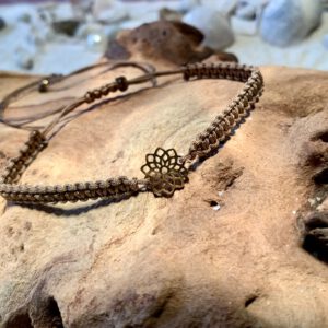 Makramee`-Armband mit Edelstahl-Zwischenteil "Blüte" goldfarben