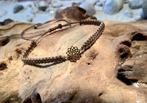 Makramee`-Armband mit Edelstahl-Zwischenteil "Blüte" goldfarben