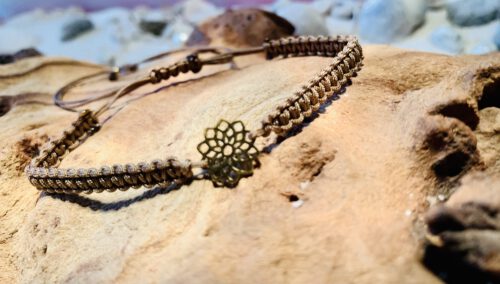 Makramee`-Armband mit Edelstahl-Zwischenteil "Blüte" goldfarben – Bild 2
