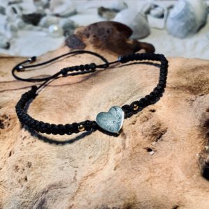 Makramee`-Armband mit einem silberfarbenen Herz-Zwischenteil aus Edelstahl