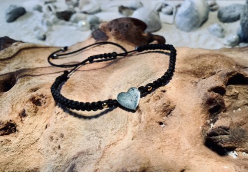 Makramee`-Armband mit einem silberfarbenen Herz-Zwischenteil aus Edelstahl