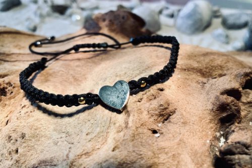 Makramee`-Armband mit einem silberfarbenen Herz-Zwischenteil aus Edelstahl – Bild 2
