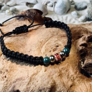 Makramee`-Armband mit Porzellanperlen