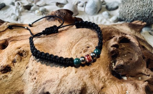 Makramee`-Armband mit Porzellanperlen