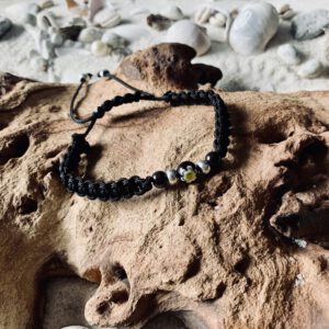 Makramee`-Armband mit einer Glasperle mit Blüte