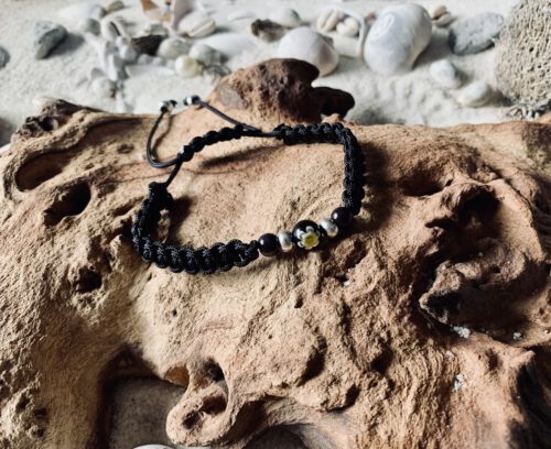 Makramee`-Armband mit einer Glasperle mit Blüte