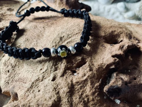Makramee`-Armband mit einer Glasperle mit Blüte – Bild 2