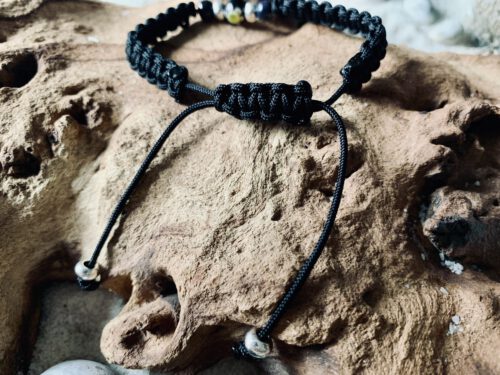 Makramee`-Armband mit einer Glasperle mit Blüte – Bild 3