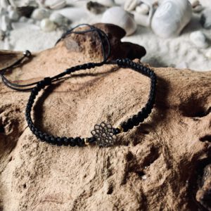 Makramee`-Armband mit Edelstahl-Zwischenteil "Blüte"